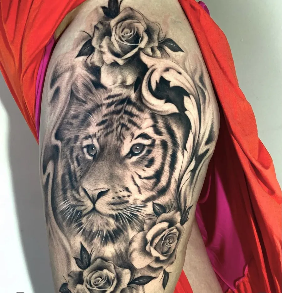 Tigre com rosas em preto e cinza